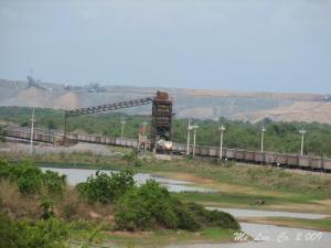 kolentrein met mijnafval muur op achtergrond