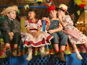 kinderen in caipira kleding