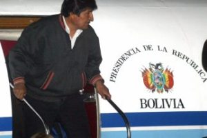 Morales stapt uit regeringsvliegtuig van Bolivia