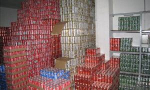 illegale bieropslagplaats zonder temperatuurregeling en met over de datum en kapotte blikjes