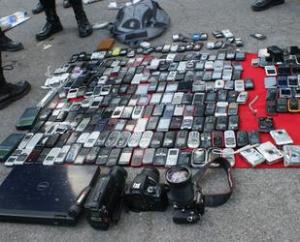 in beslag genomen mobieltjes, iets gebeurd er wel af en toe