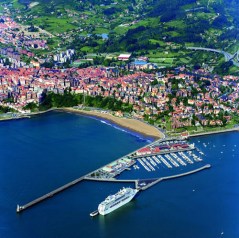 Playa de Ereaga met jachthaven en cruiseschip aan tweede pier
